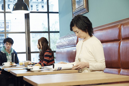妇女在咖啡馆看书图片