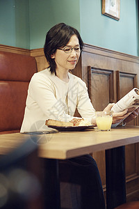 女人在咖啡店看书图片