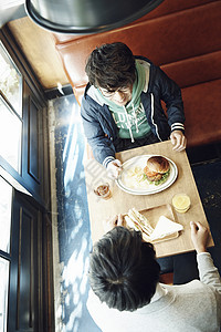 在咖啡馆吃午饭的青年图片