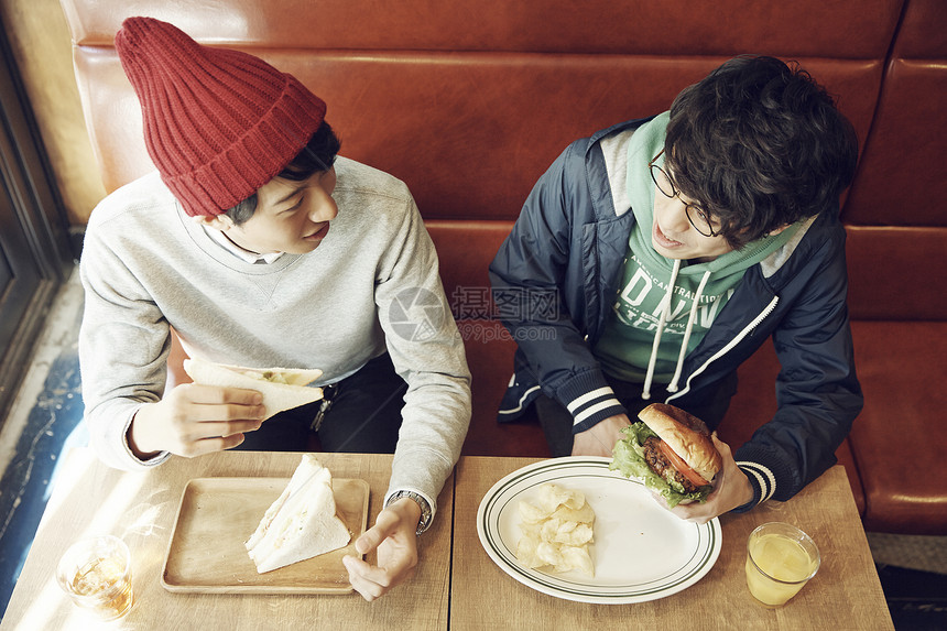 青年朋友在咖啡馆吃午饭图片