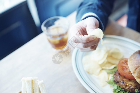 在咖啡馆吃午饭特写图片