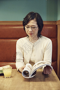 咖啡厅看杂志的女性图片