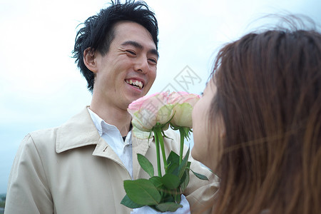 男人给女人送上花图片