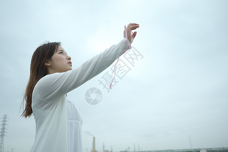 户外阴天里看天空的女性图片