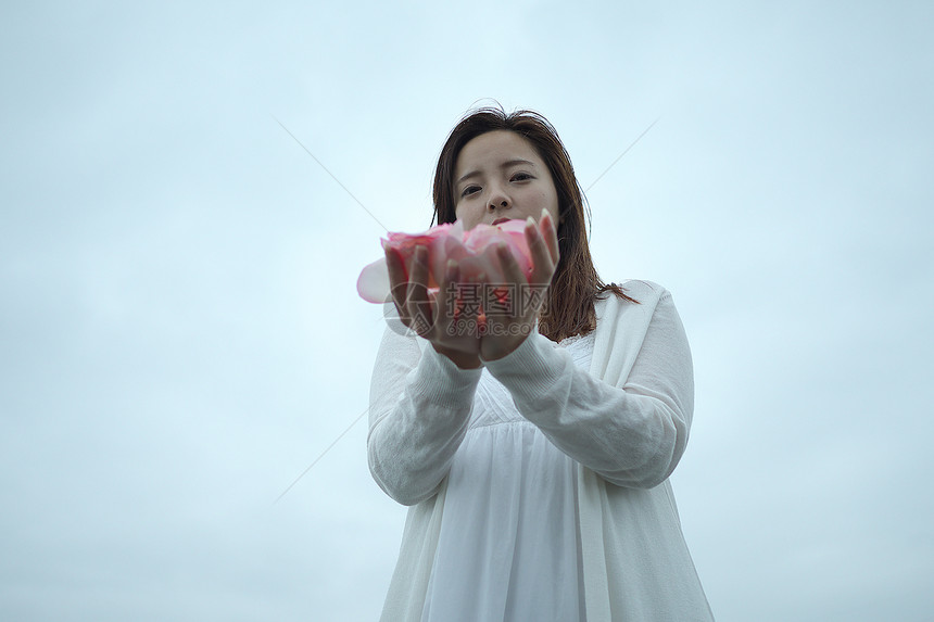 忧郁的女人洒花瓣图片