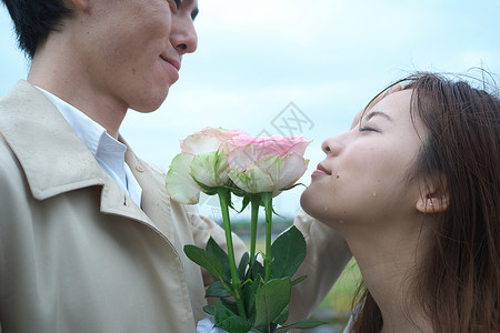 男子给妻子送花图片