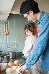 厨房准备食物的夫妇图片