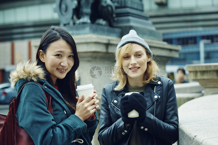 带外国友人东京旅游观光喝咖啡图片