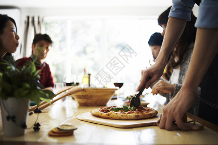 餐桌上愉快用餐的家庭成员图片