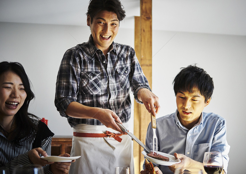 餐桌上分发食物男人图片