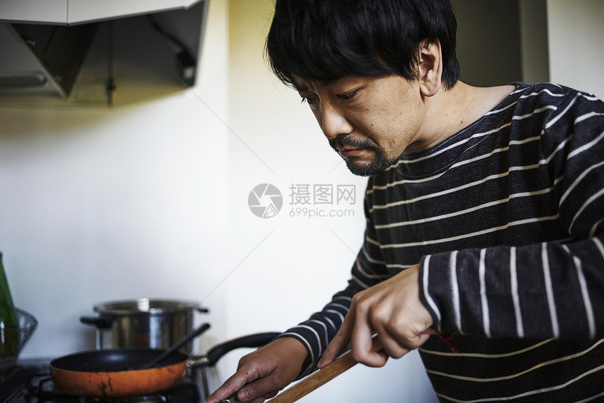 男人在烹饪食物图片