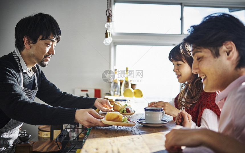 男人和女人在咖啡馆喝咖啡吃下午茶图片