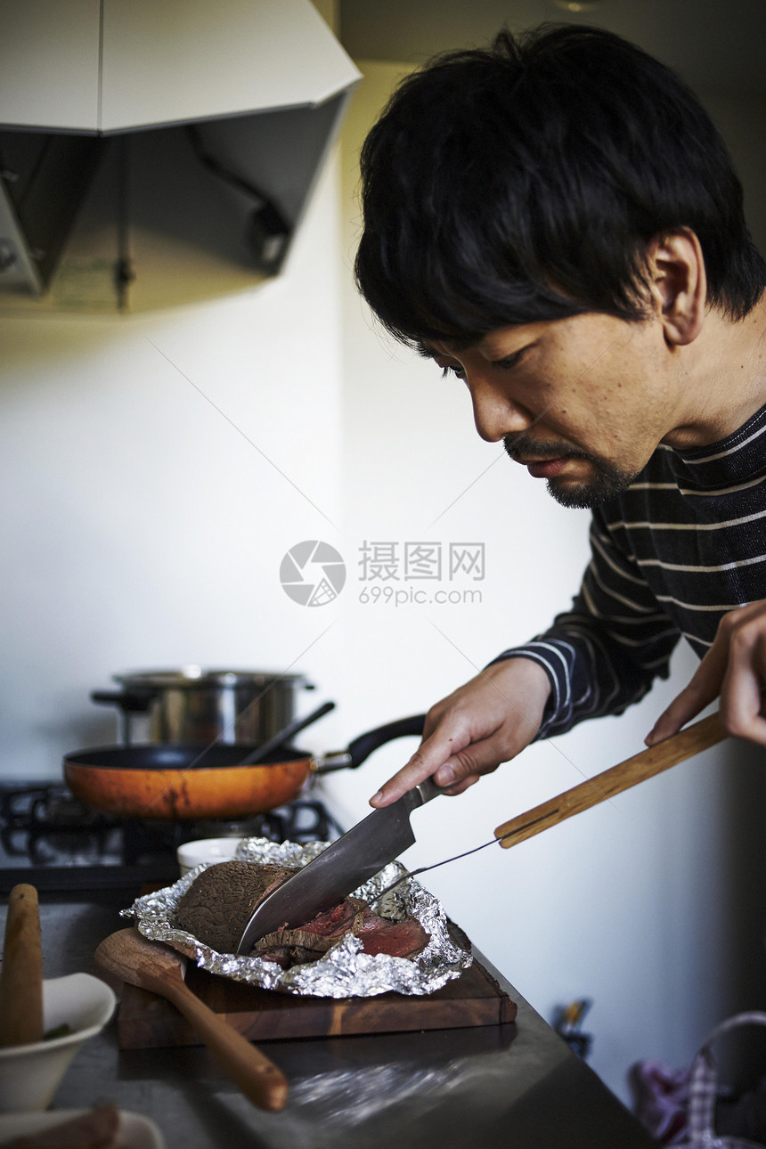 男人在烹饪食物图片