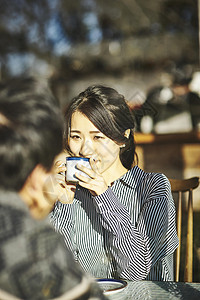女人在咖啡馆喝咖啡放松图片