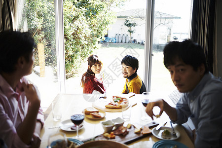 年轻人在家聚会吃美食图片