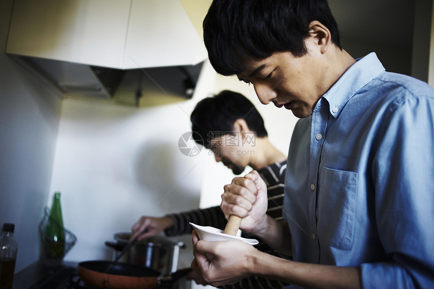 男人们在厨房里做饭图片