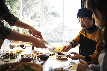 家庭聚会用餐的男人女人图片