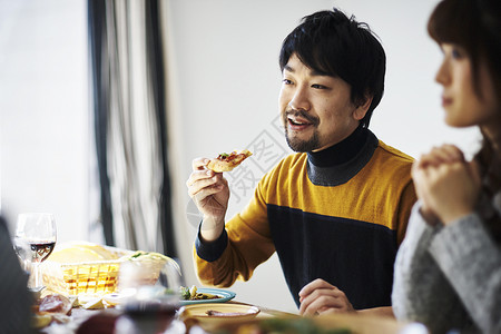 家庭聚餐交谈用餐的男人女人图片