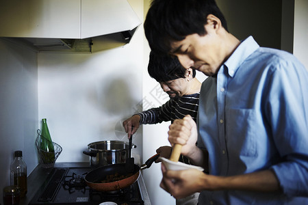 一起烹饪食物的男人图片