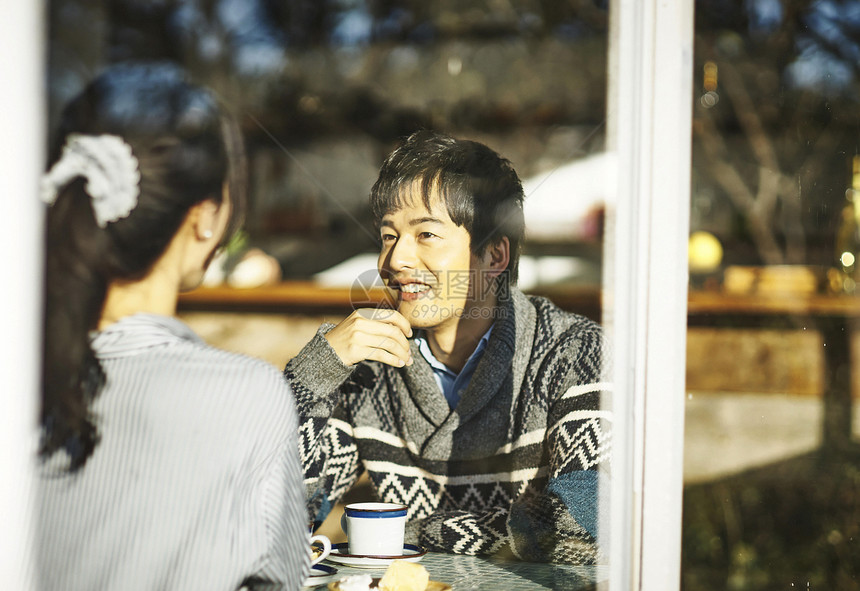 窗户边喝咖啡的夫妇图片