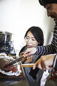 男人和女人在一起制作食物图片