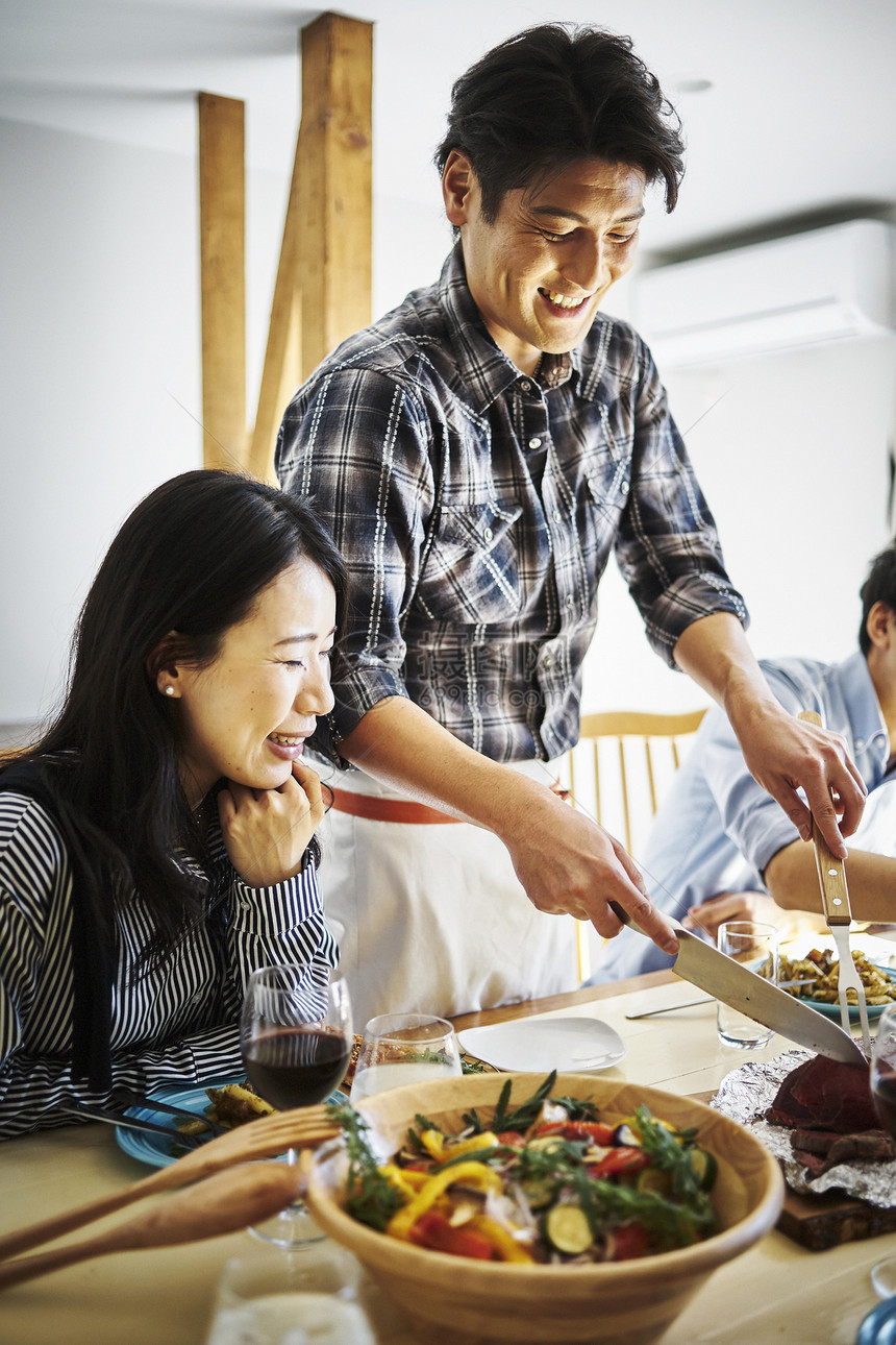 男人在给女人分发食物图片