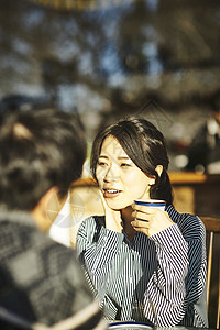女人在咖啡馆喝咖啡图片
