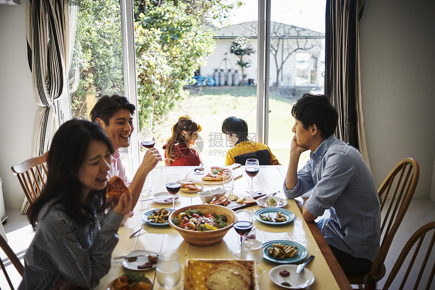 家庭聚会用餐图片