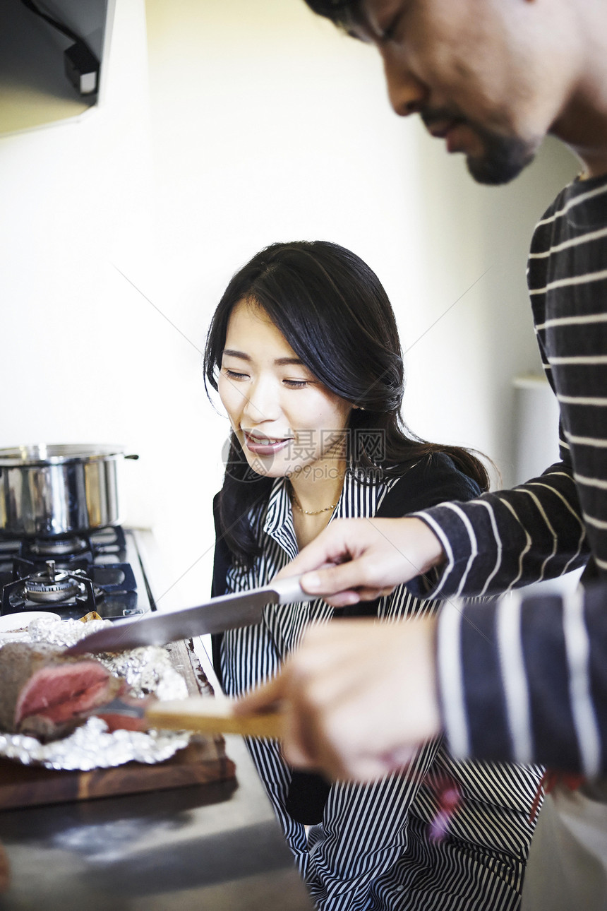 男人在给女性分发食物图片