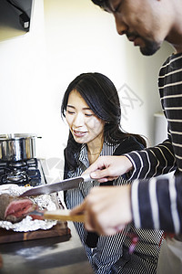 男人在给女性分发食物图片