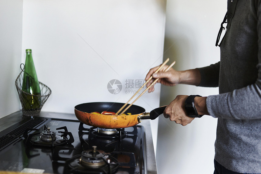 厨房做饭的男人图片