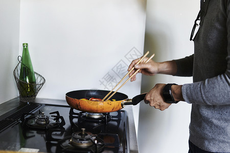 厨房做饭的男人图片