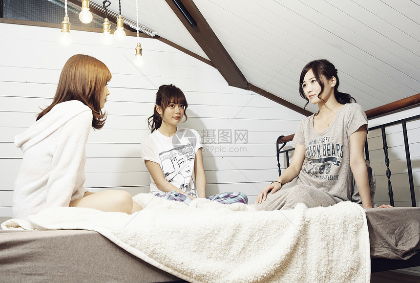 在床上聊天的三个女性朋友图片