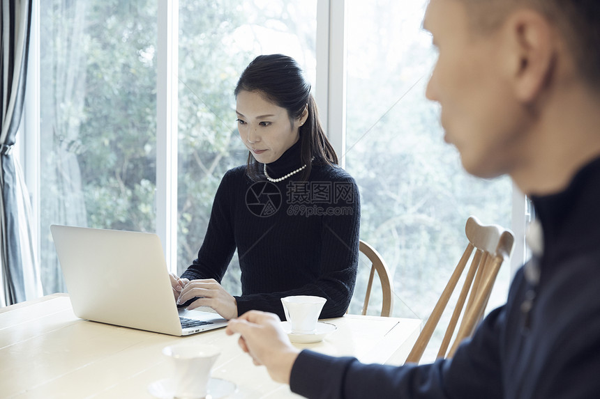 书桌上工作的女人图片