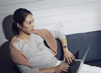 女人在沙发上把弄图片