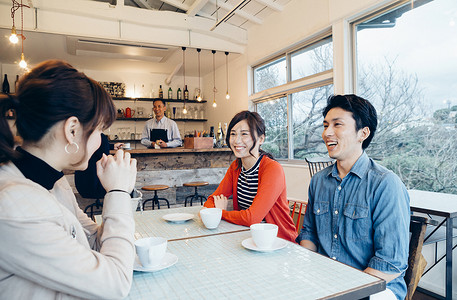 大学生在咖啡馆放松图片