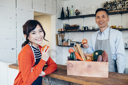 准备新鲜食材的女人高清图片