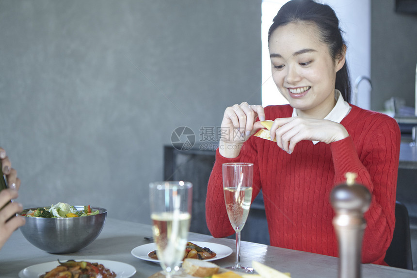 独自享受美食的女性图片