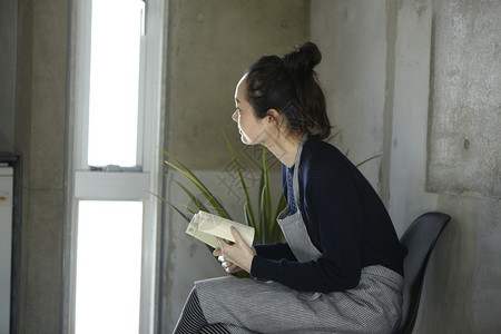 读一本书的女人图片