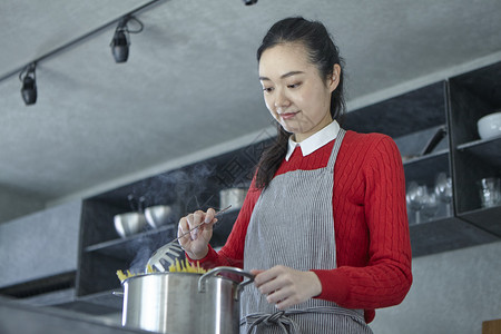 一个女人在厨房做饭图片