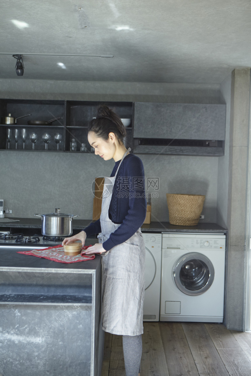 妇女包装午餐盒图片