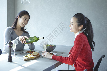 用餐吃饭的两个女生图片