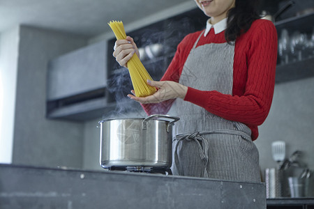 女人在厨房做饭图片