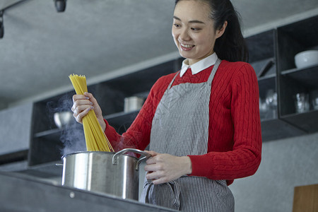 年轻女子在家做意大利面图片