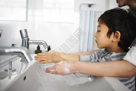 小朋友洗手图片