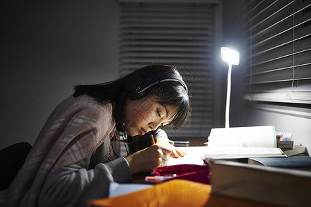 女孩在自己的房间里学习图片