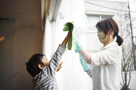妈妈和儿子一起清洁窗户高清图片