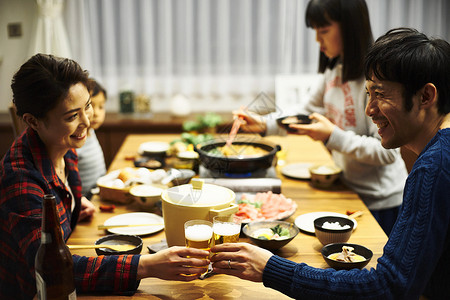 一家人吃晚饭图片