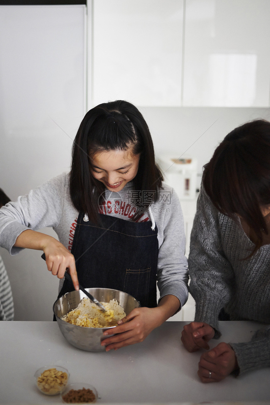 女儿和妈妈一起做糖果图片