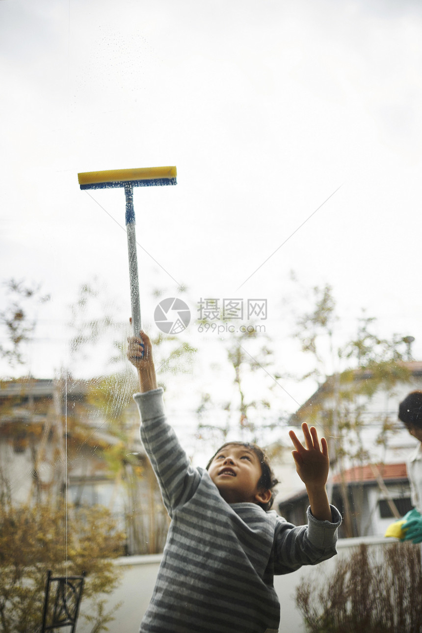 清洁窗户的男孩图片